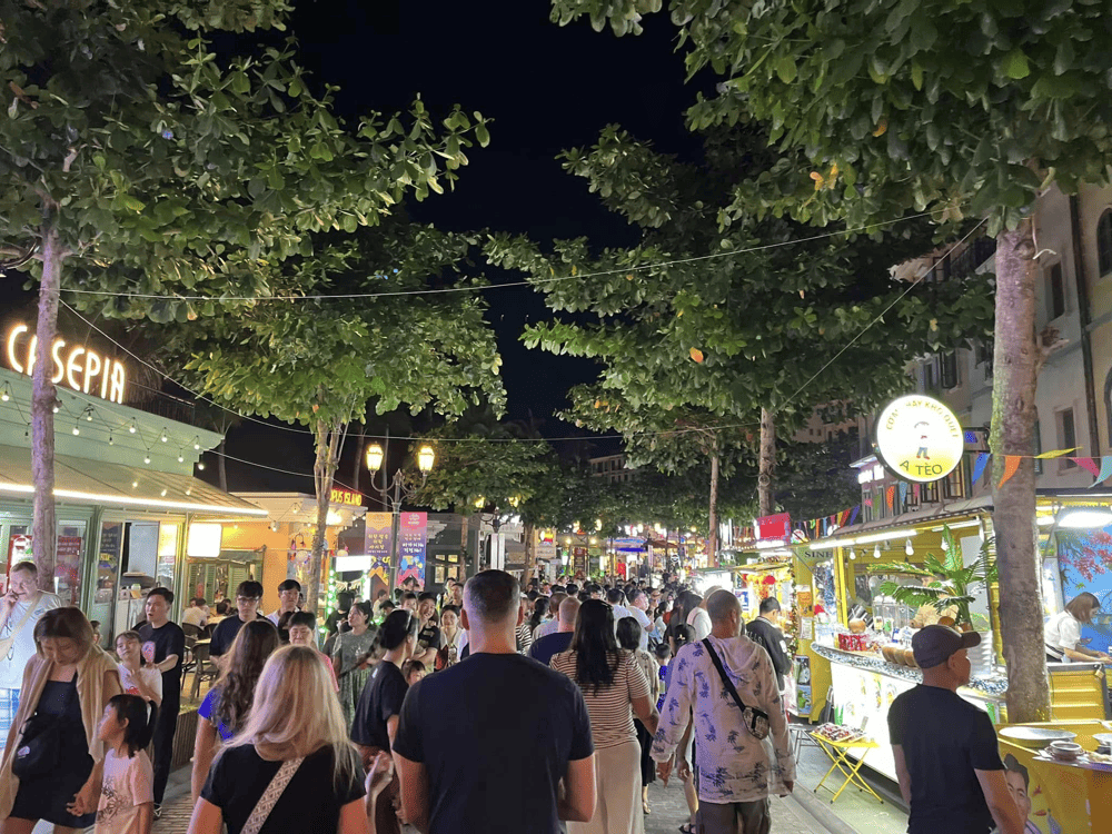 Phu Quoc’s night markets offer a lively atmosphere full of color and are the perfect place to experience the vibrant rhythm of local life (Source: Sun World Hon Thom)